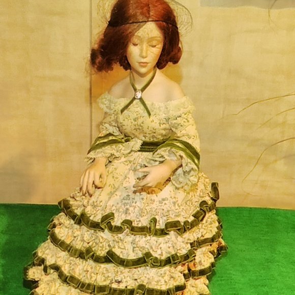 COPY - BRADFORD EXCHANGE DOLLS 3 W/ACCESSORIES - Picture 2 of 16